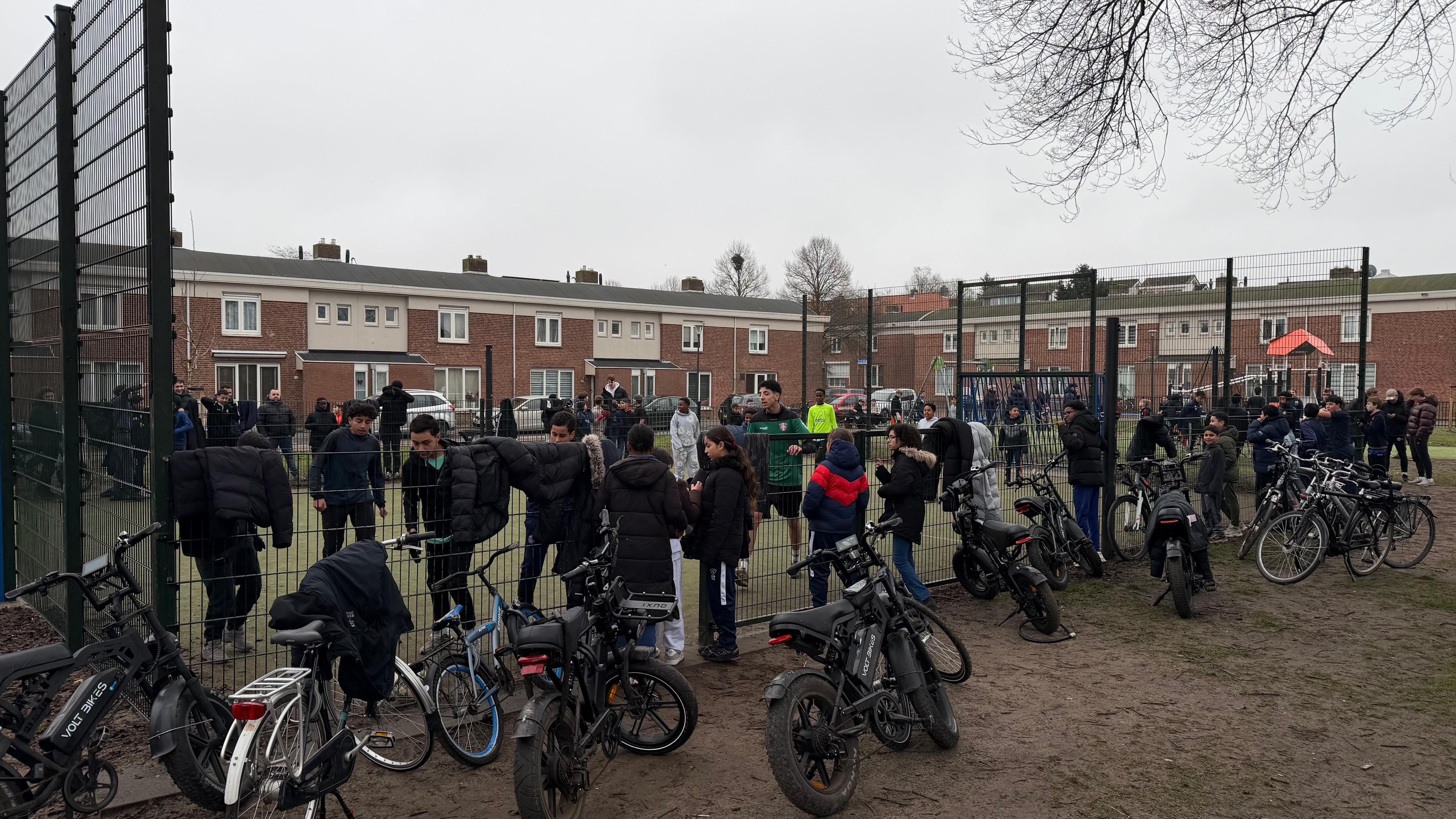 Het Zilverschoolplein in Bergen op Zoom wordt woensdagmiddag druk bezocht.