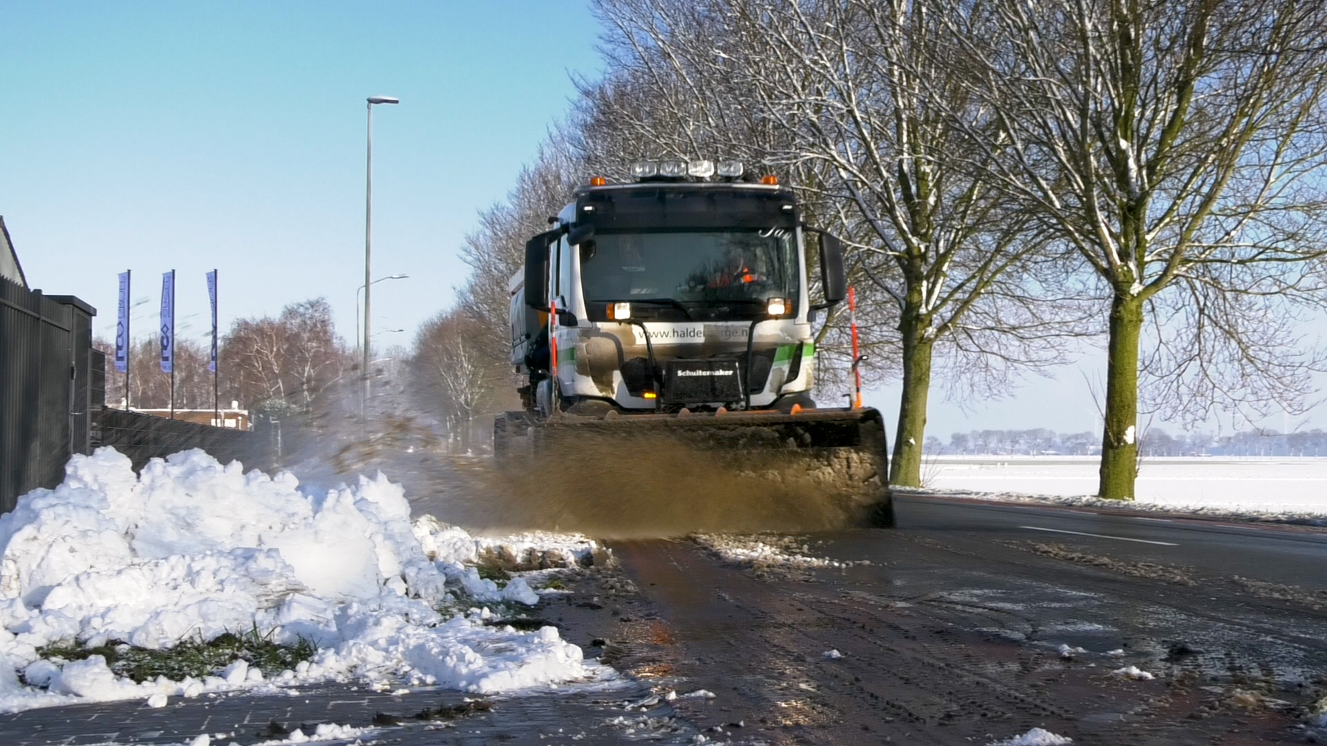 Jan aan het werk in zijn sneeuwschuiver