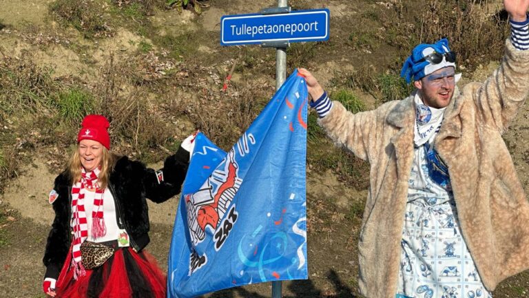 Naambordje ‘Tullepetaonepoort’ gejat: ‘Hoe bekender het bordje wordt, hoe interessanter om mee te nemen’