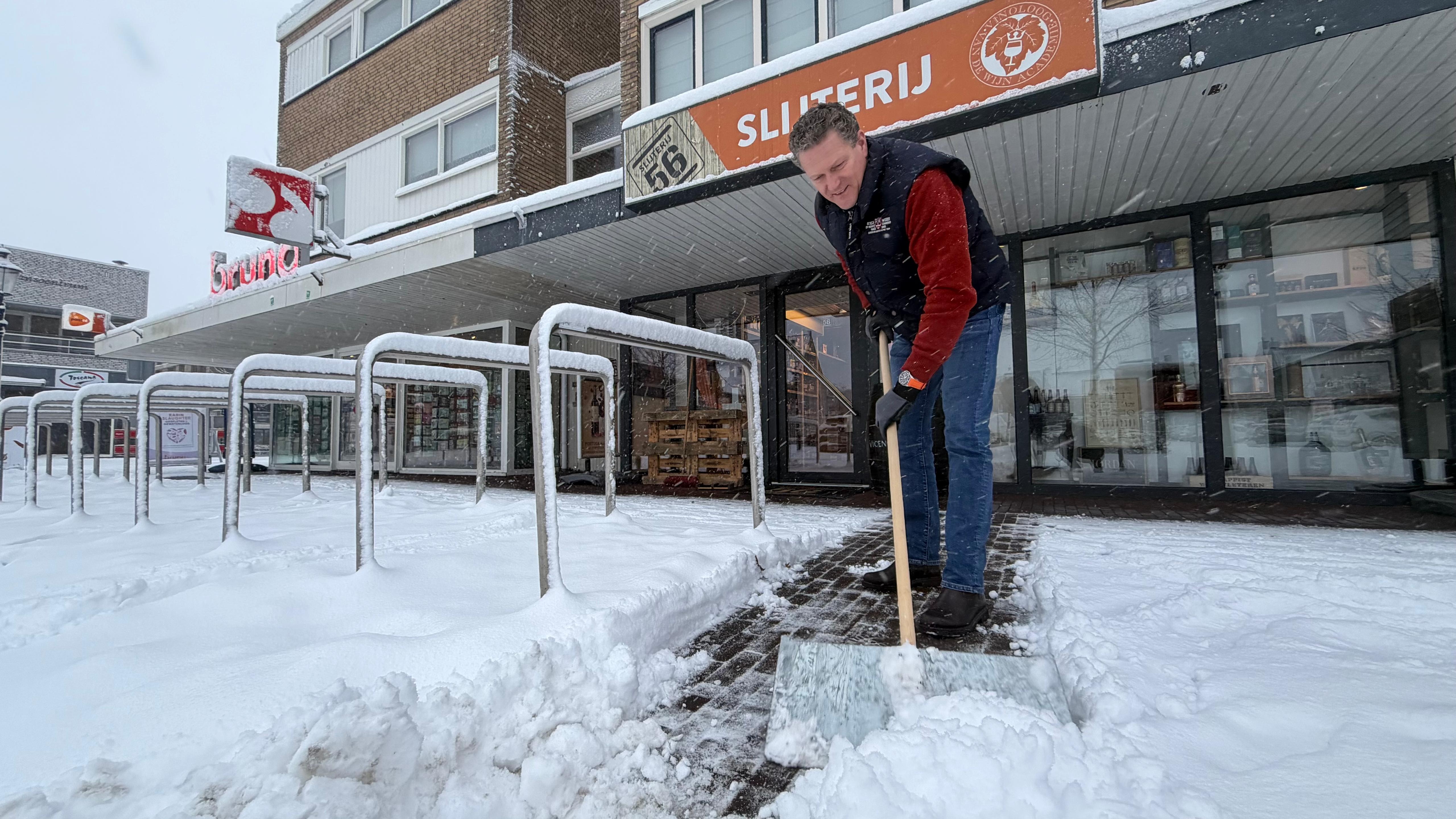 Ondernemer Auke probeert in Etten-Leur zijn stoep schoon te houden
