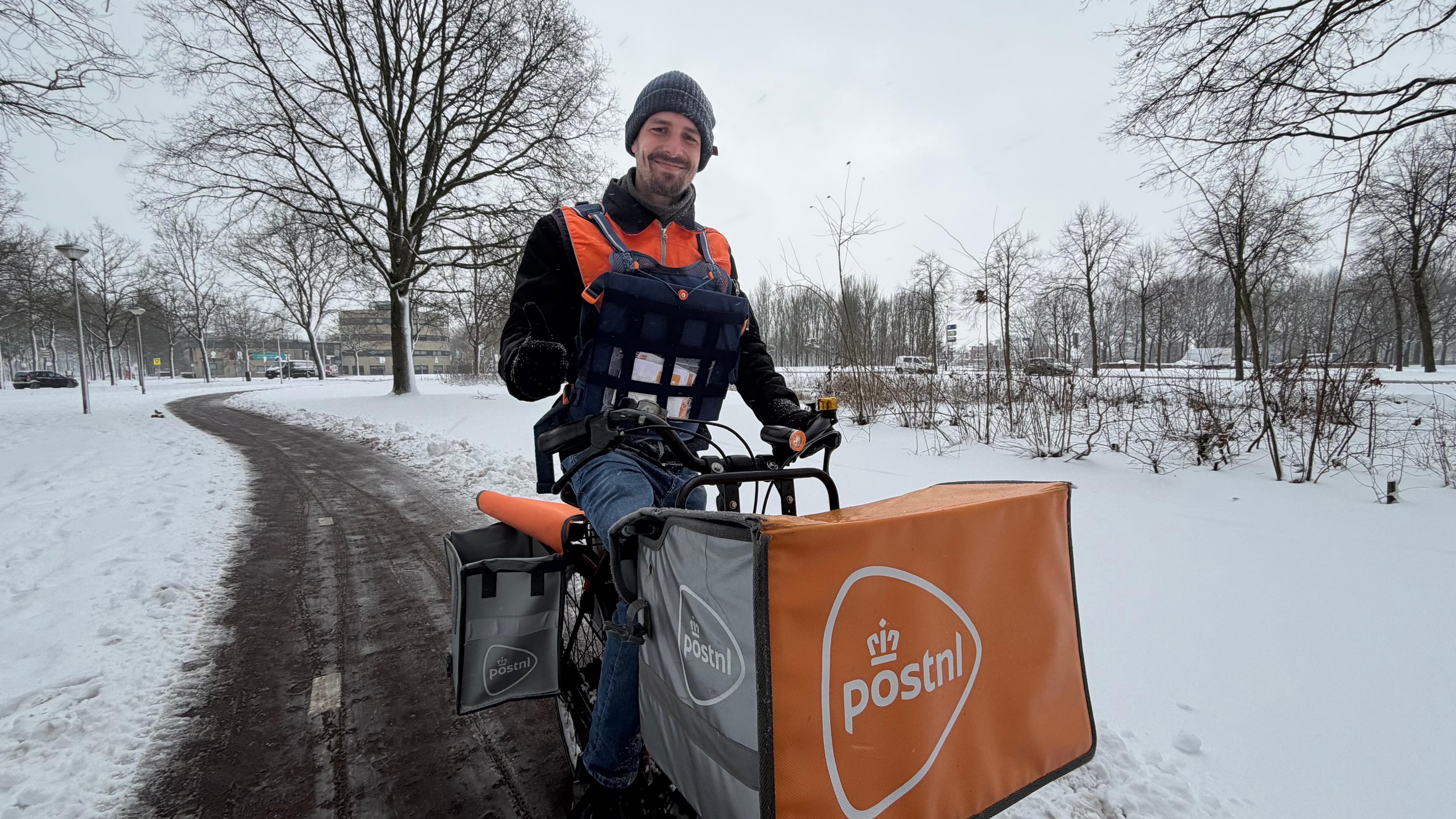 Postbezorger Wouter van den Broek probeert alle brieven op tijd te bezorgen, maar of dat gaat lukken met dit weer is de vraag.