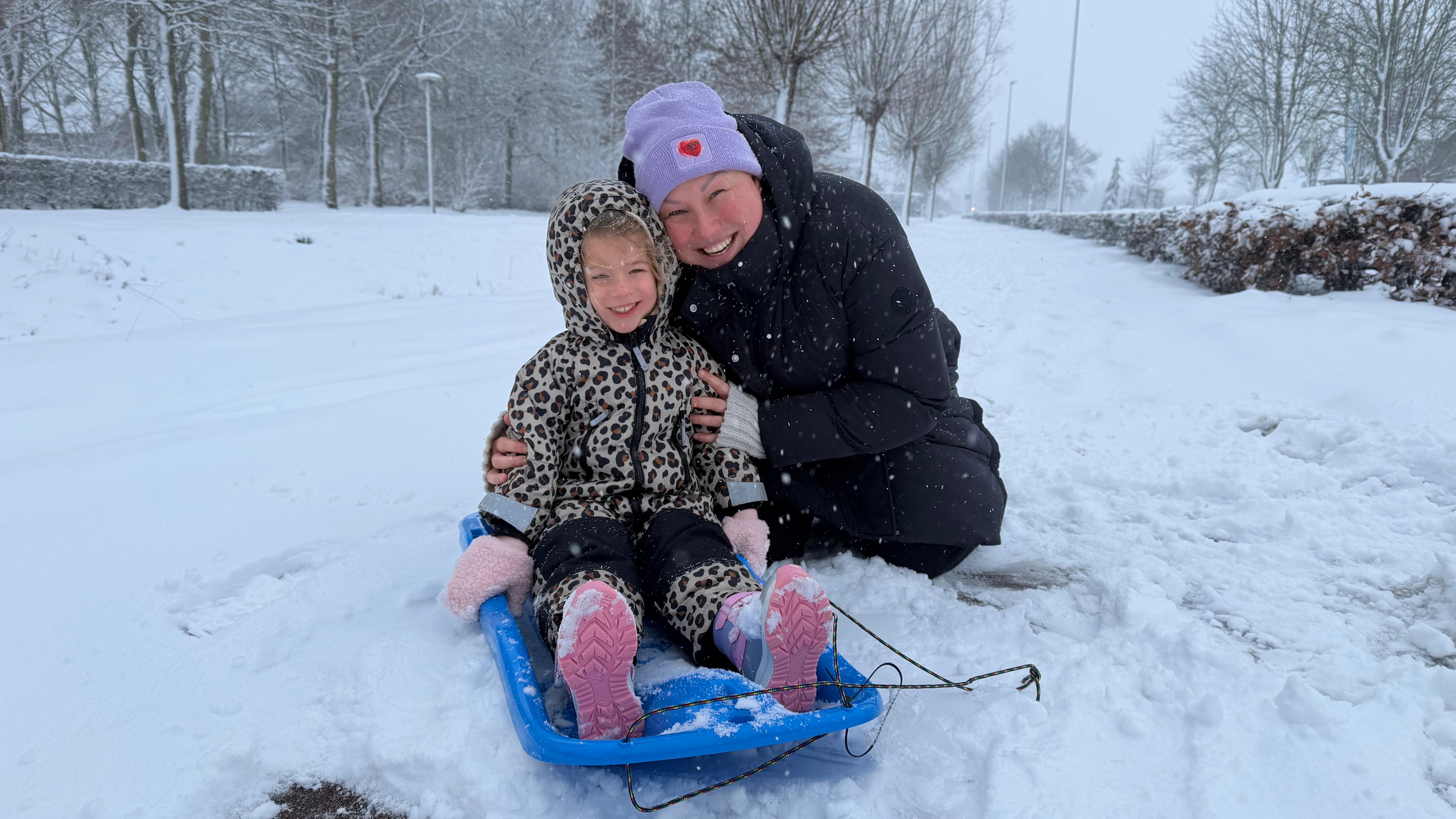 Moeder Sabine en dochter Liz genieten samen in de sneeuw in Etten-Leur.