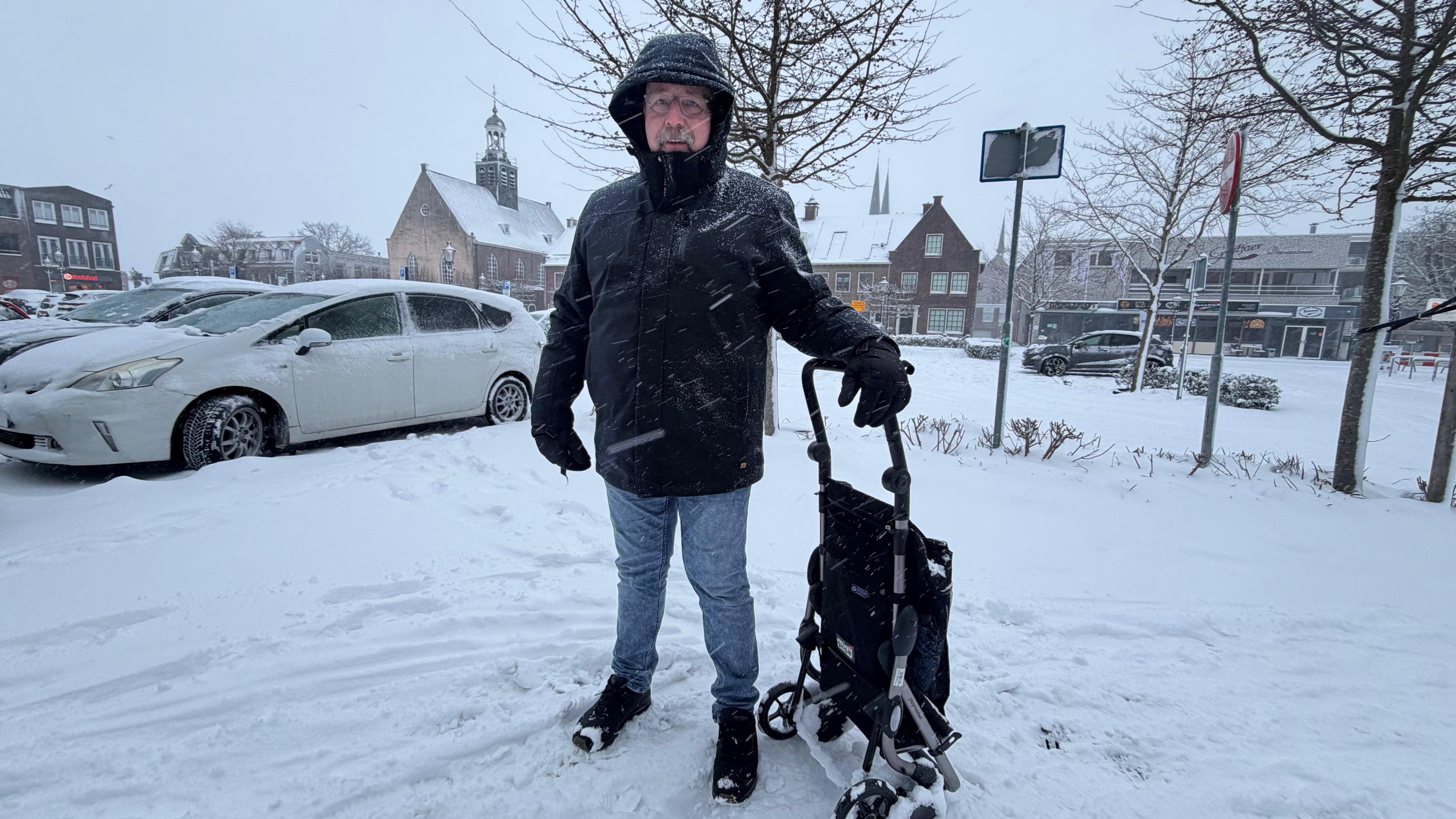Theo trotseert de sneeuw voor zijn boodschappen.