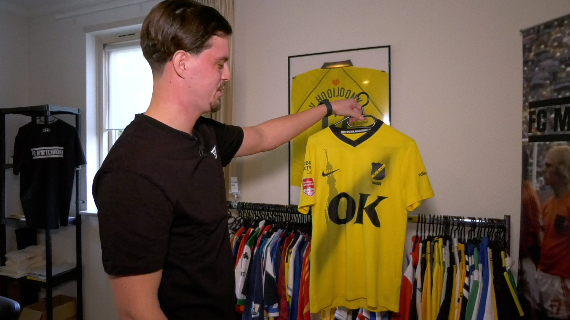 Tijn met het wedstrijdshirt van NAC Breda verdediger Boyd Lucassen