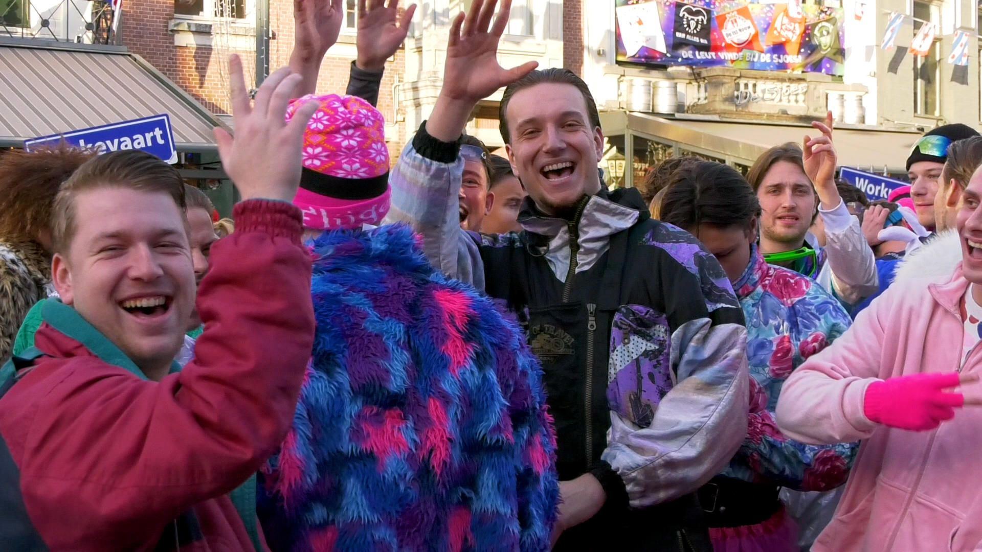 Volop gezelligheid op de Markt in Roosendaal tijdens het Klunen.