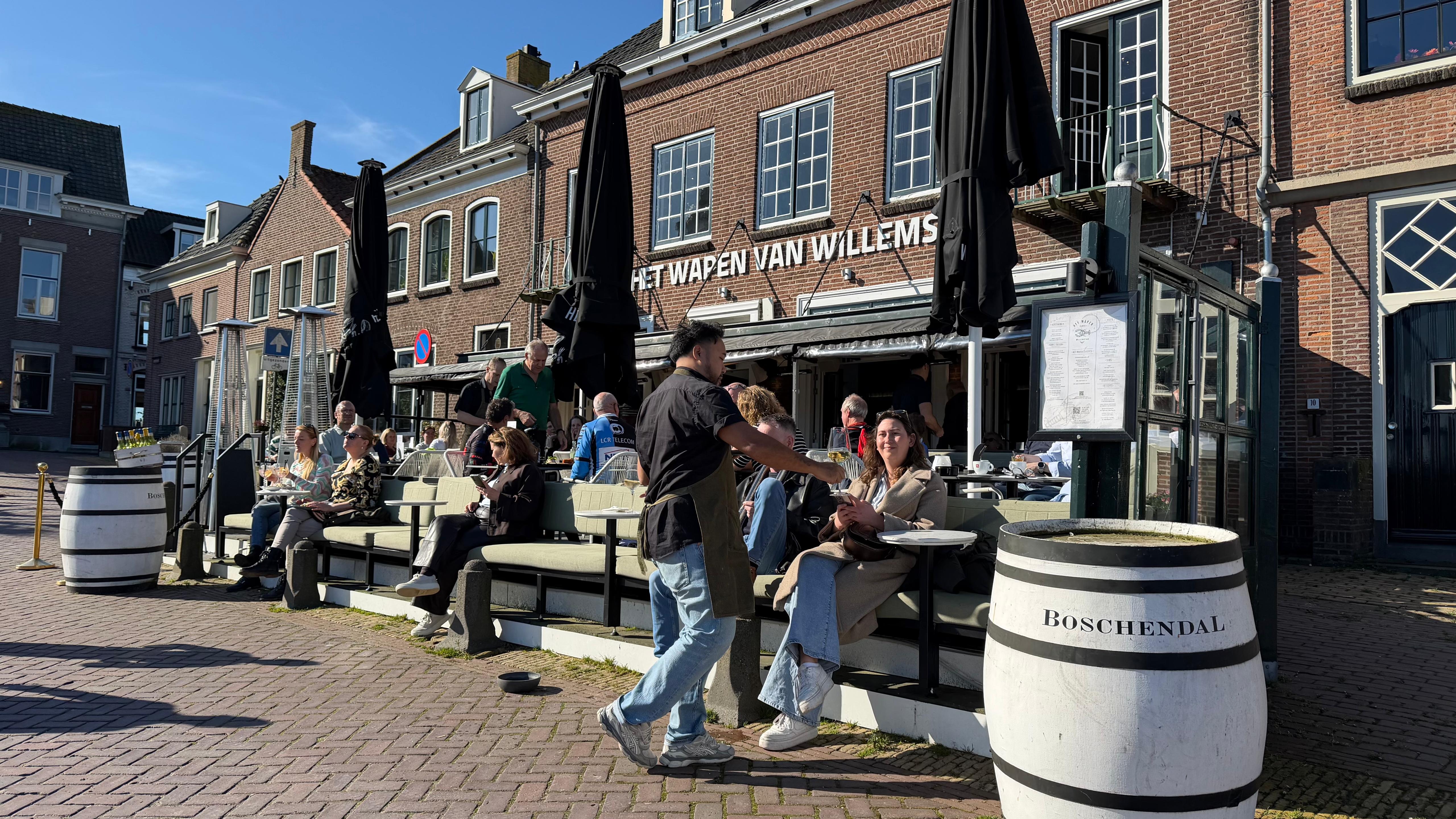 Het terras van Het Wapen van Willemstad zit rond het middaguur al goed vol.