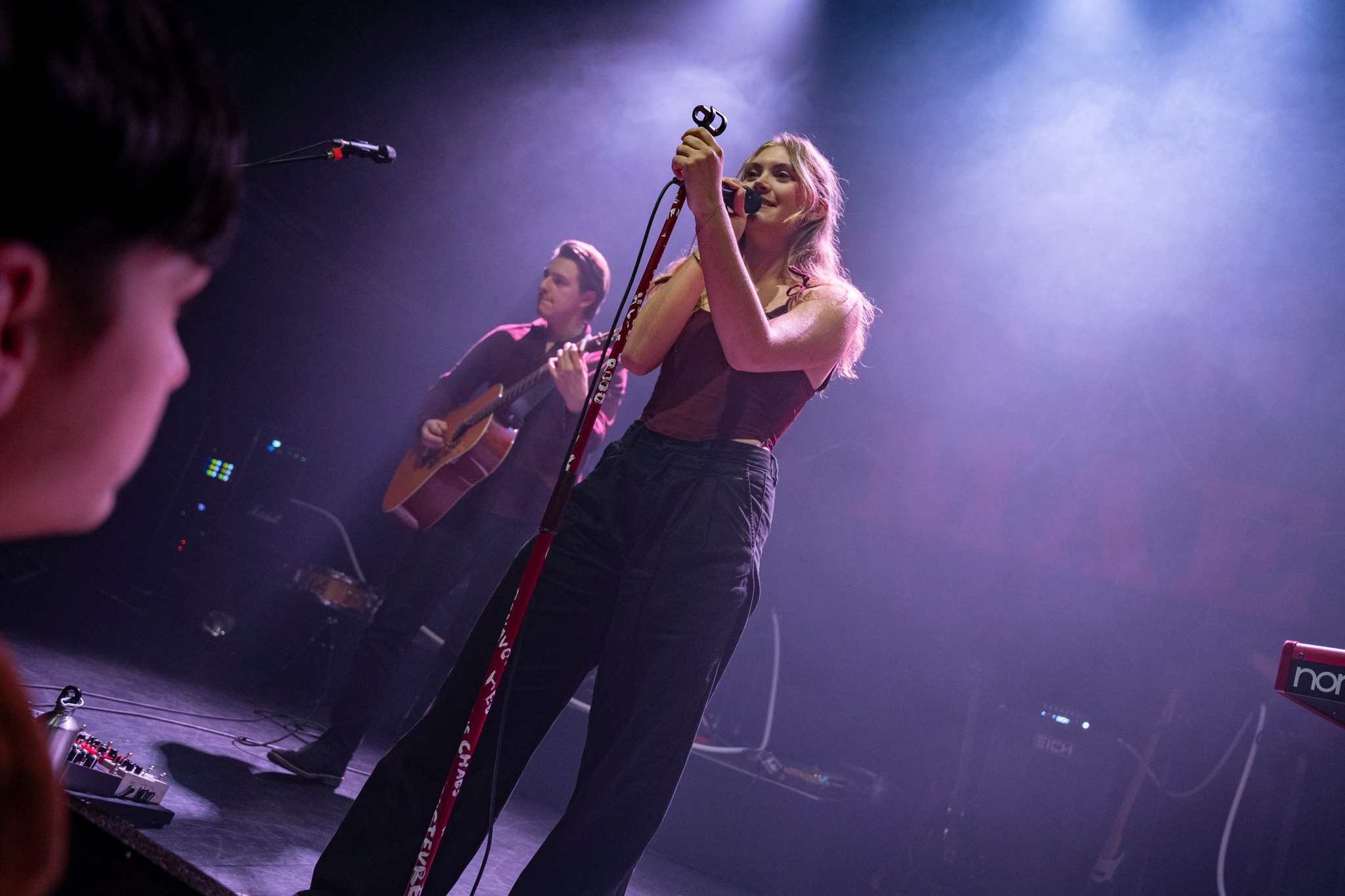 Opkomend talent BERBER stond in de voorshow van Hannah Mae.