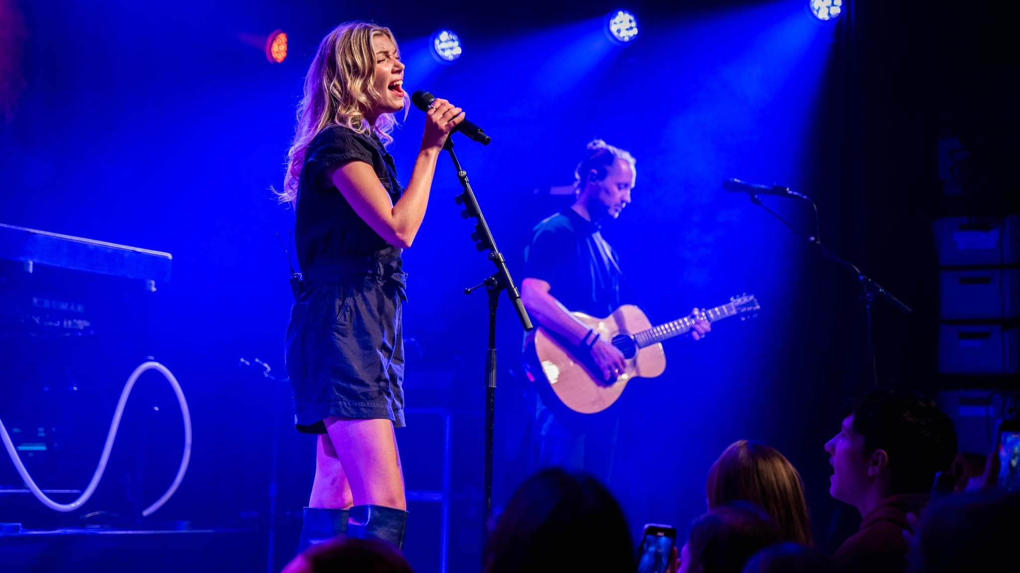 Popster Hannah Mae tijdens haar concert in de feestmaand van Gebouw-T