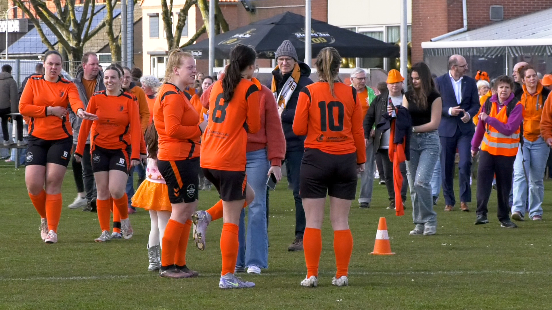 Er werden zondag ook voetbalwedstrijden gespeeld. De speelsters gingen uiteraard mee op de foto.