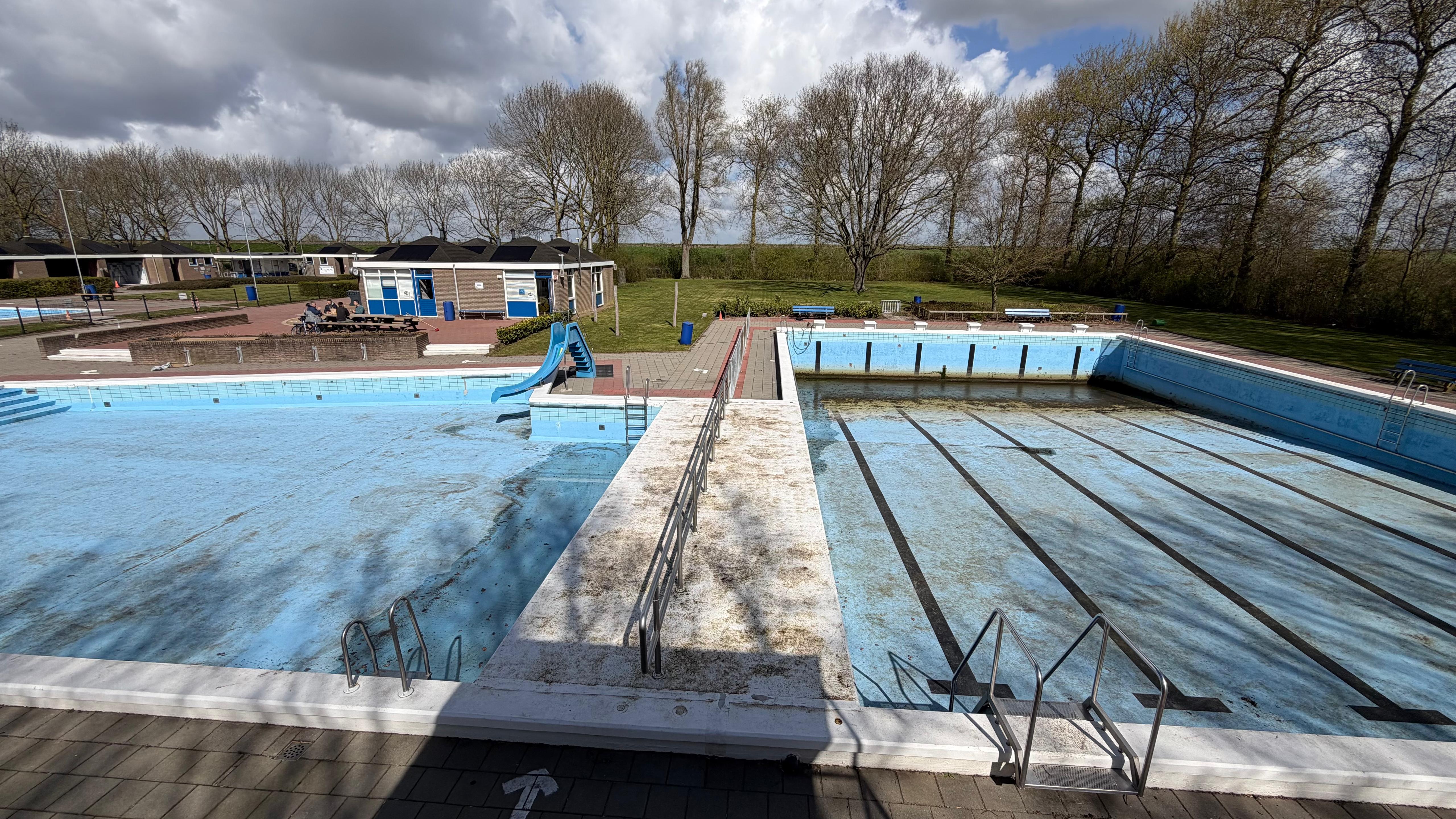 Zwembad 'Ons Bad' wordt de aankomende weken schoongemaakt door de vrijwilligers.