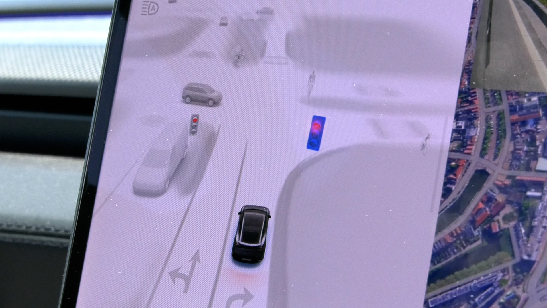 De Tesla ziet en herkent de verkeerssituatie.