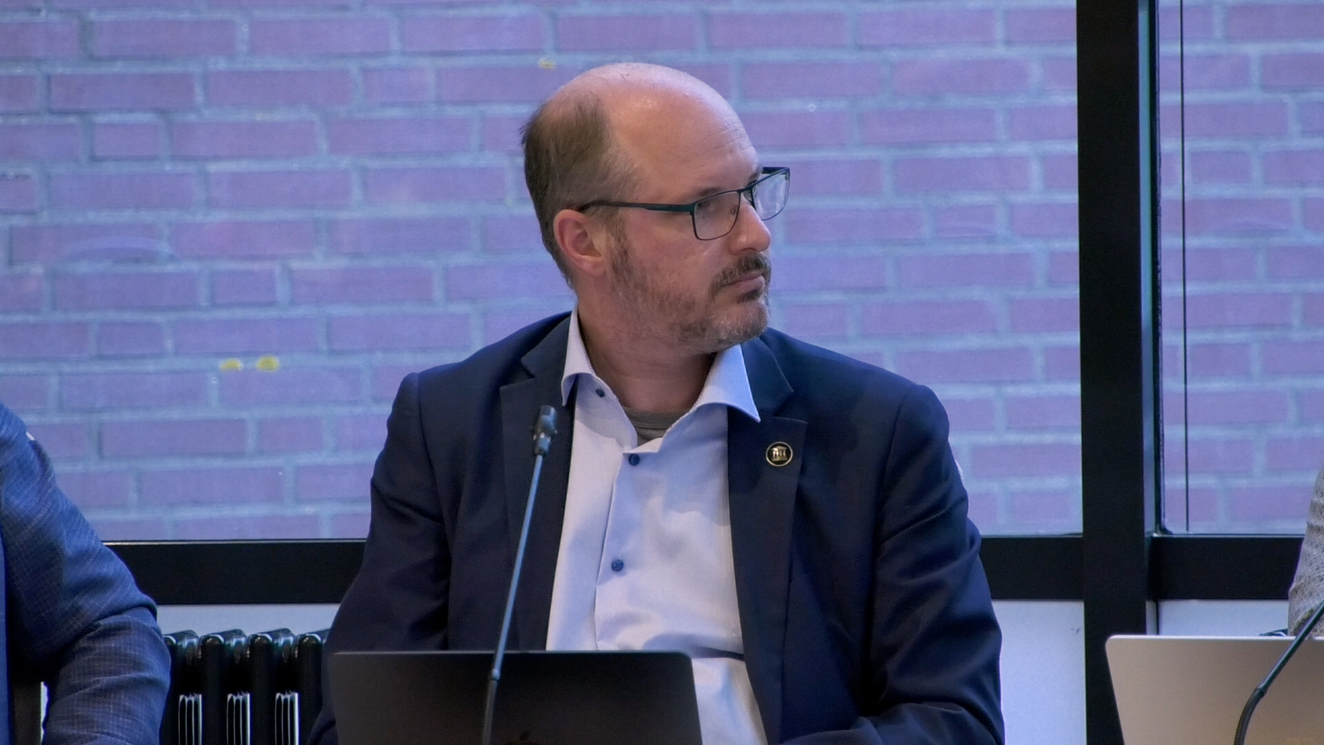 Dennis de Jong van Forum van Democratie Moerdijk voelt zich buitengesloten.
