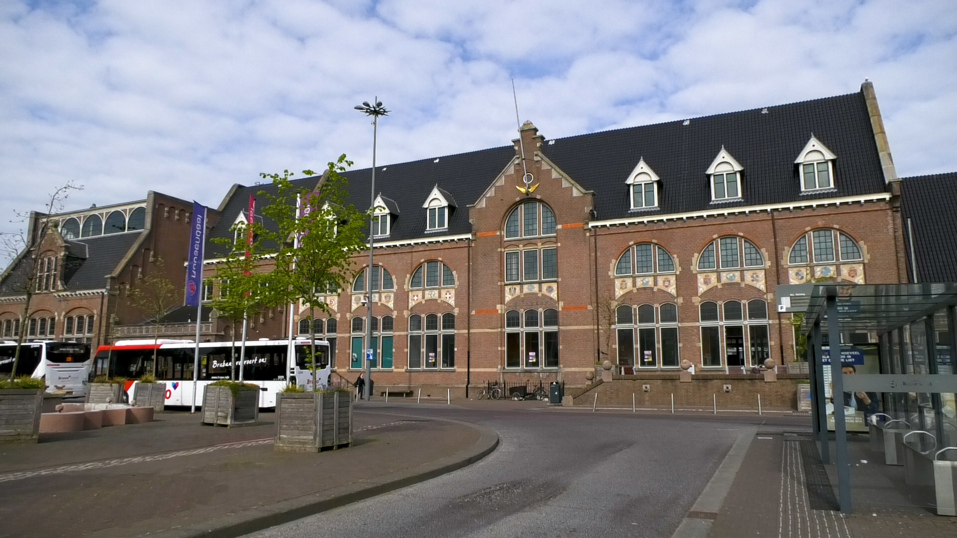 Er wordt onderzocht of in het stationsgebouw een mbo dansopleiding en bibliotheek kan vestigen.