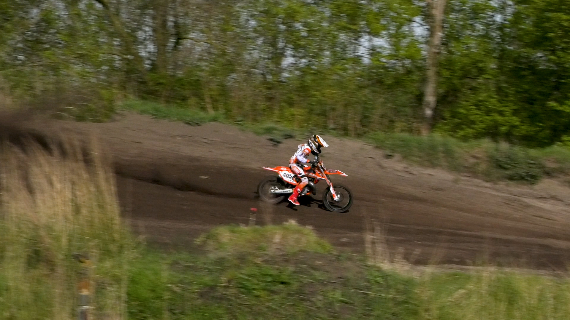 Mike Pijnen in actie op de crossbaan.
