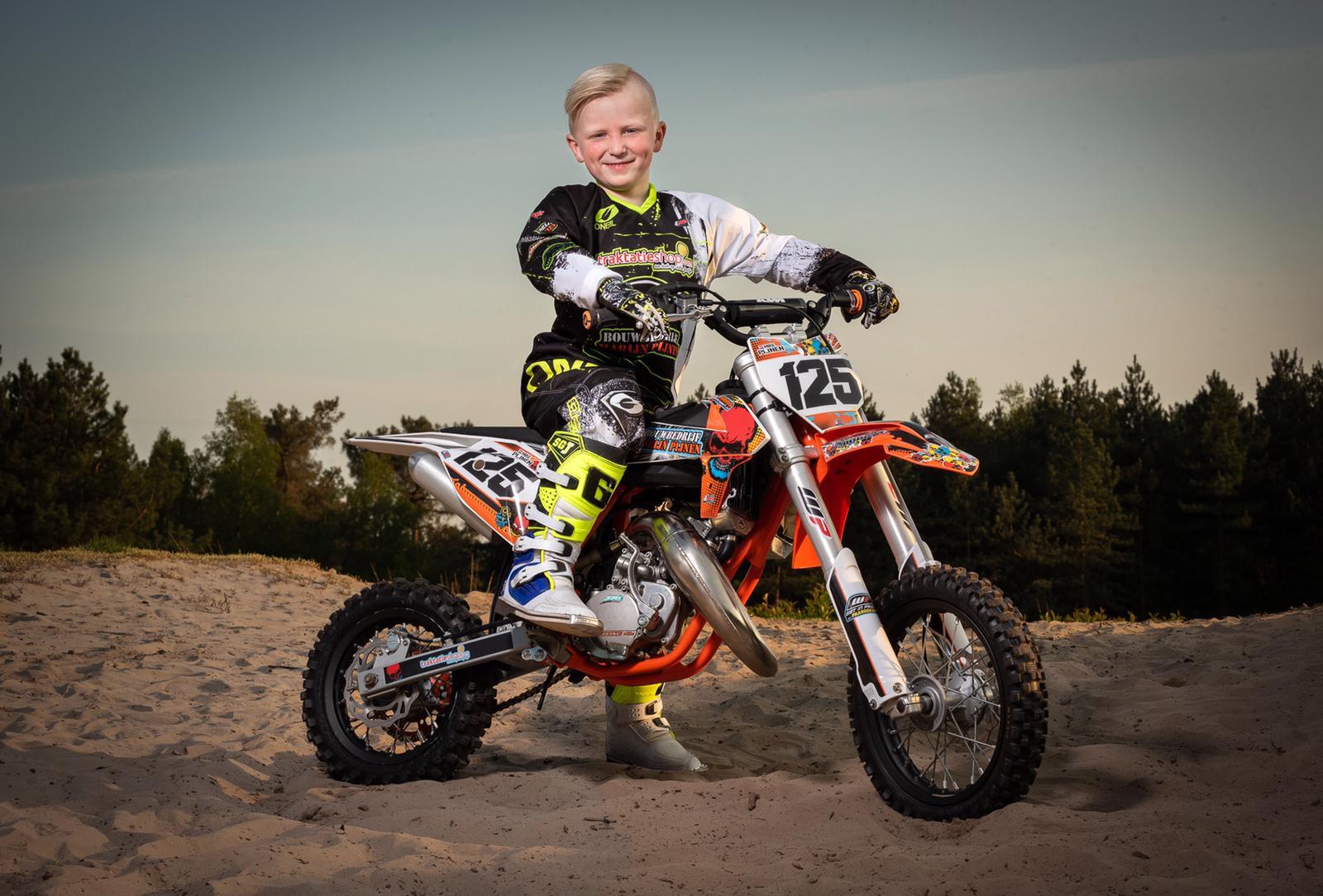 Van jongs af aan zit Mike al op de motor.