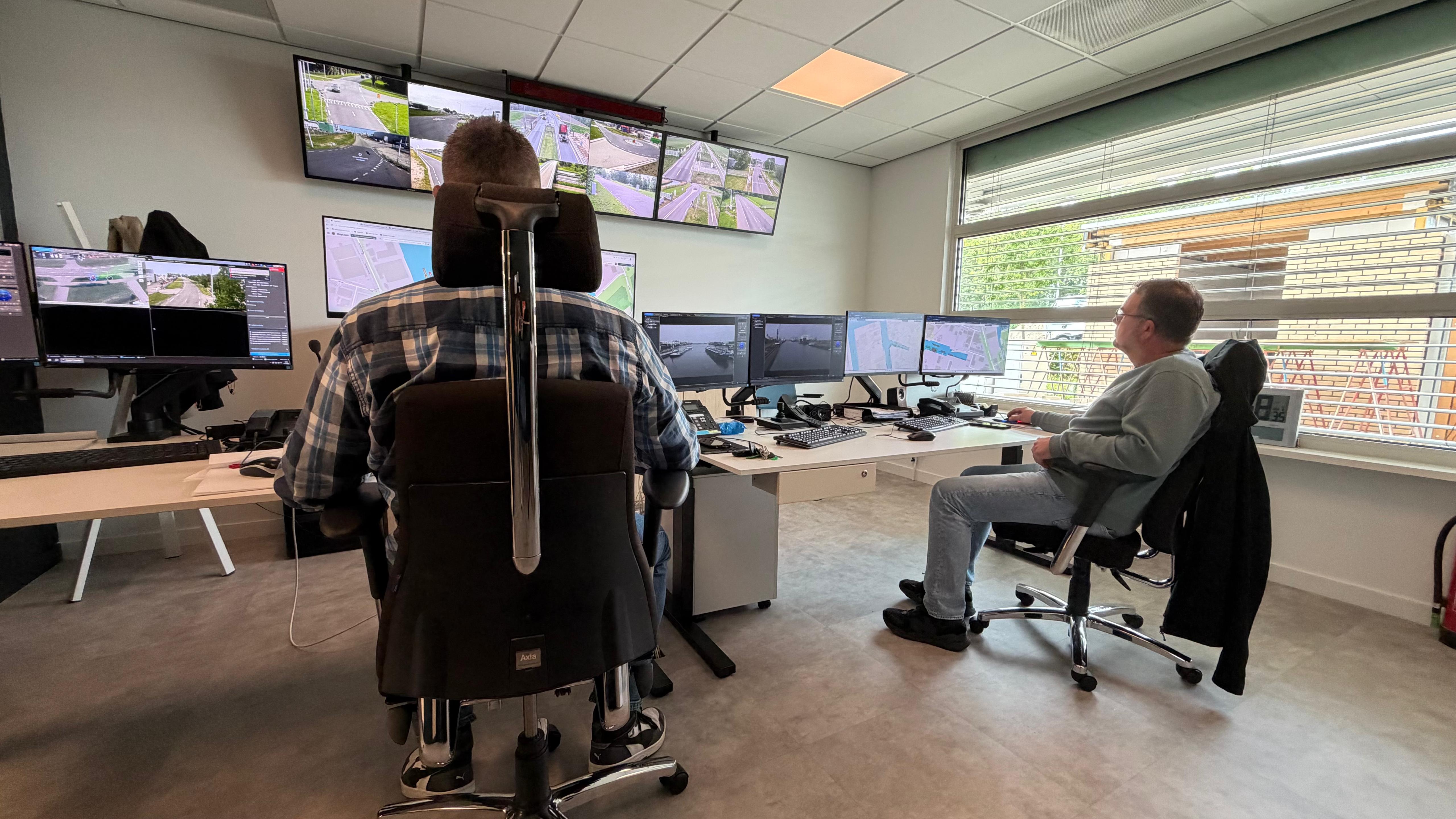 In de controlekamer van Port of Moerdijk wordt alles nauwkeurig gevolgd.