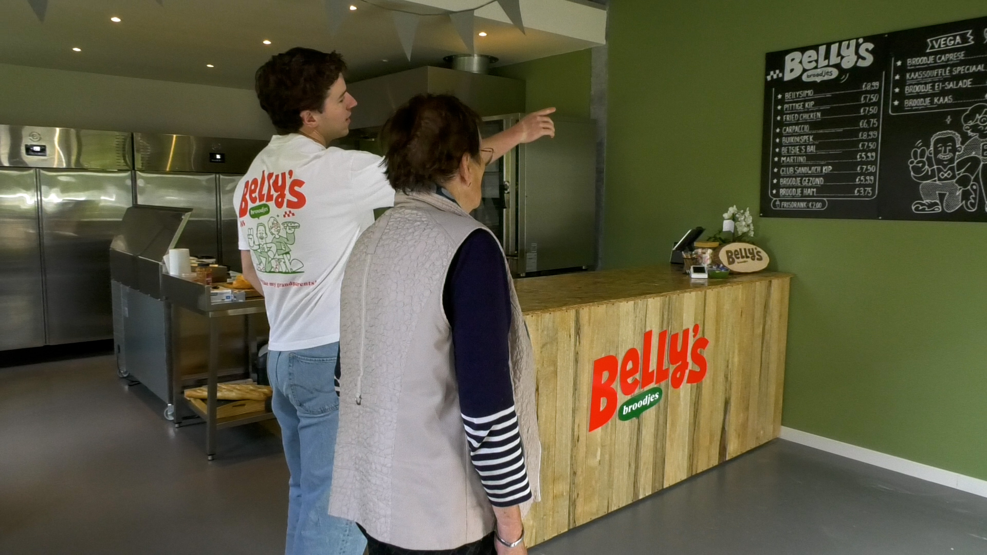 Oma Bets wandelt regelmatig binnen in de broodjeszaak van haar kleinzoon.