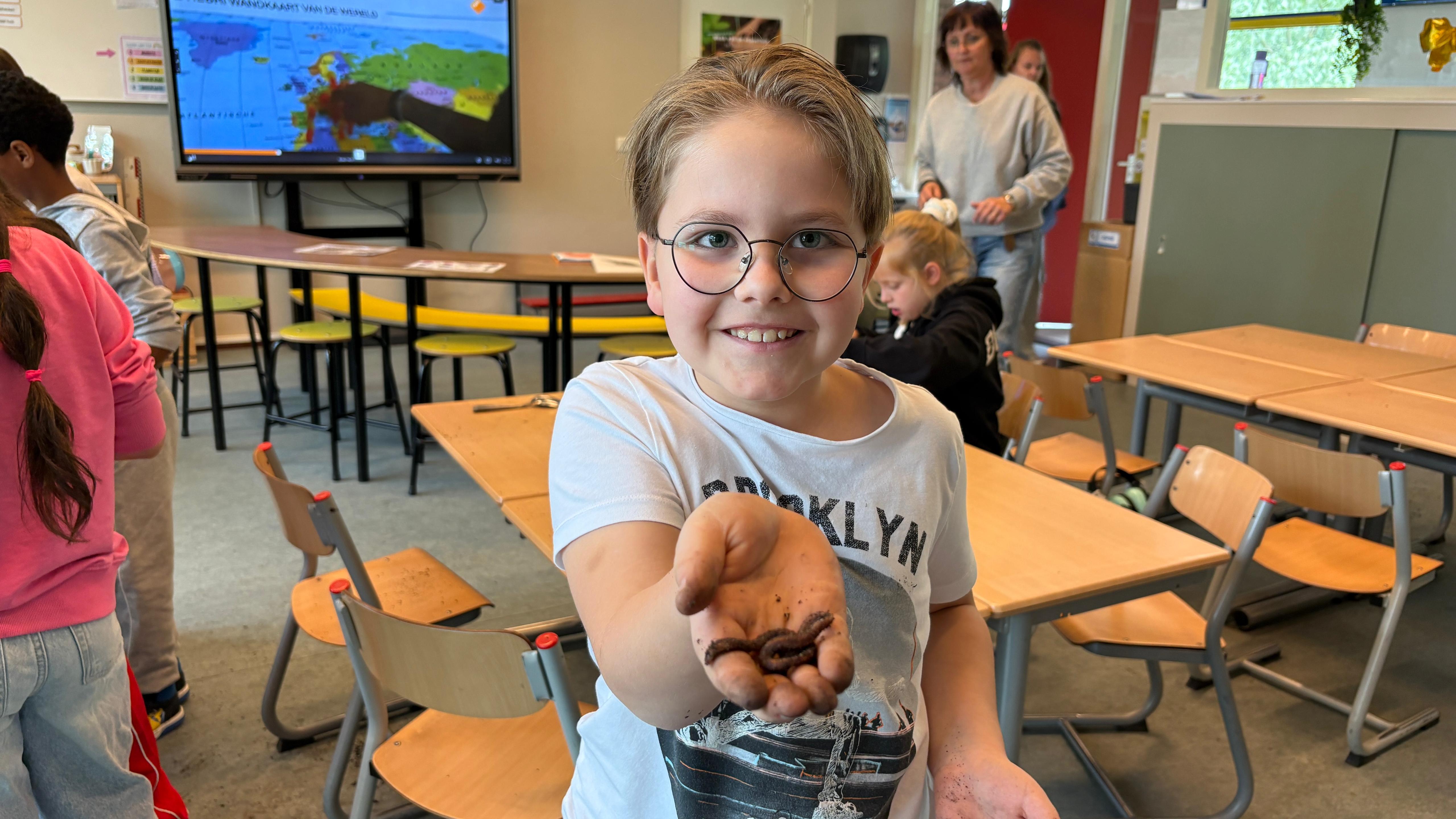 Yehor heeft een van de grootste wormen in de klas (Foto: ZuidWest Update)