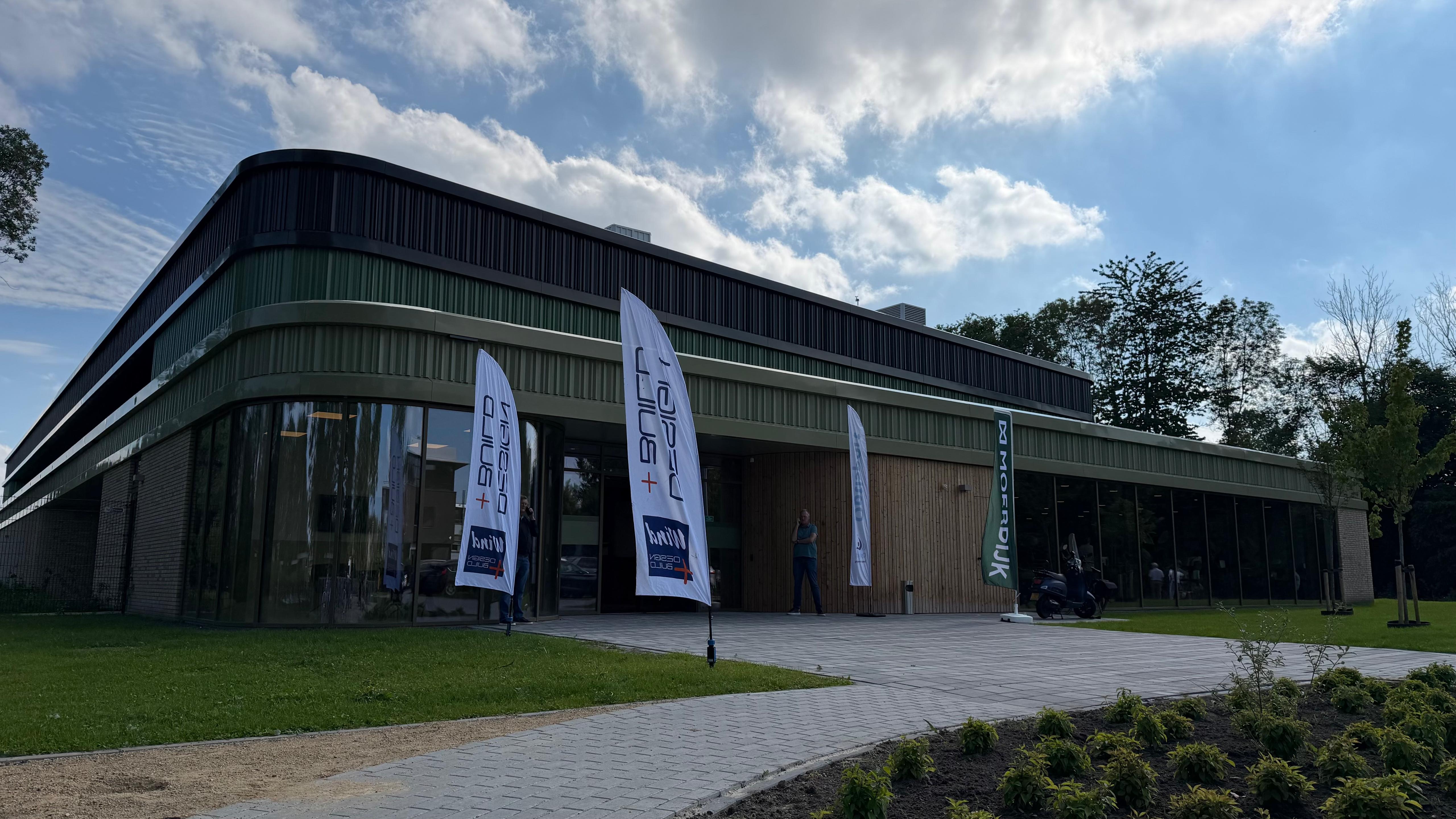 De nieuwe sporthal in Zevenbergen gaat betreft kleur op in de omgeving.