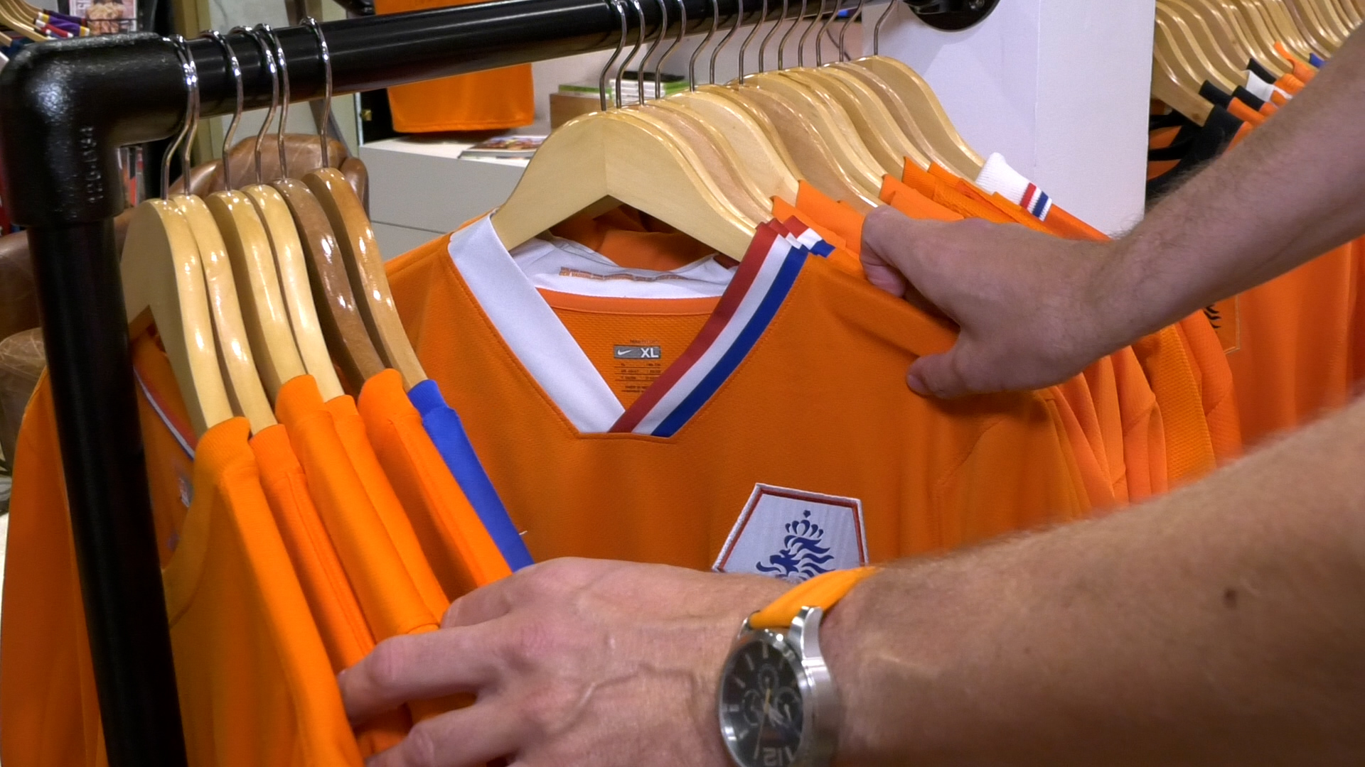 De retro Oranjeshirts zijn populair in de winkel van Melvin.
