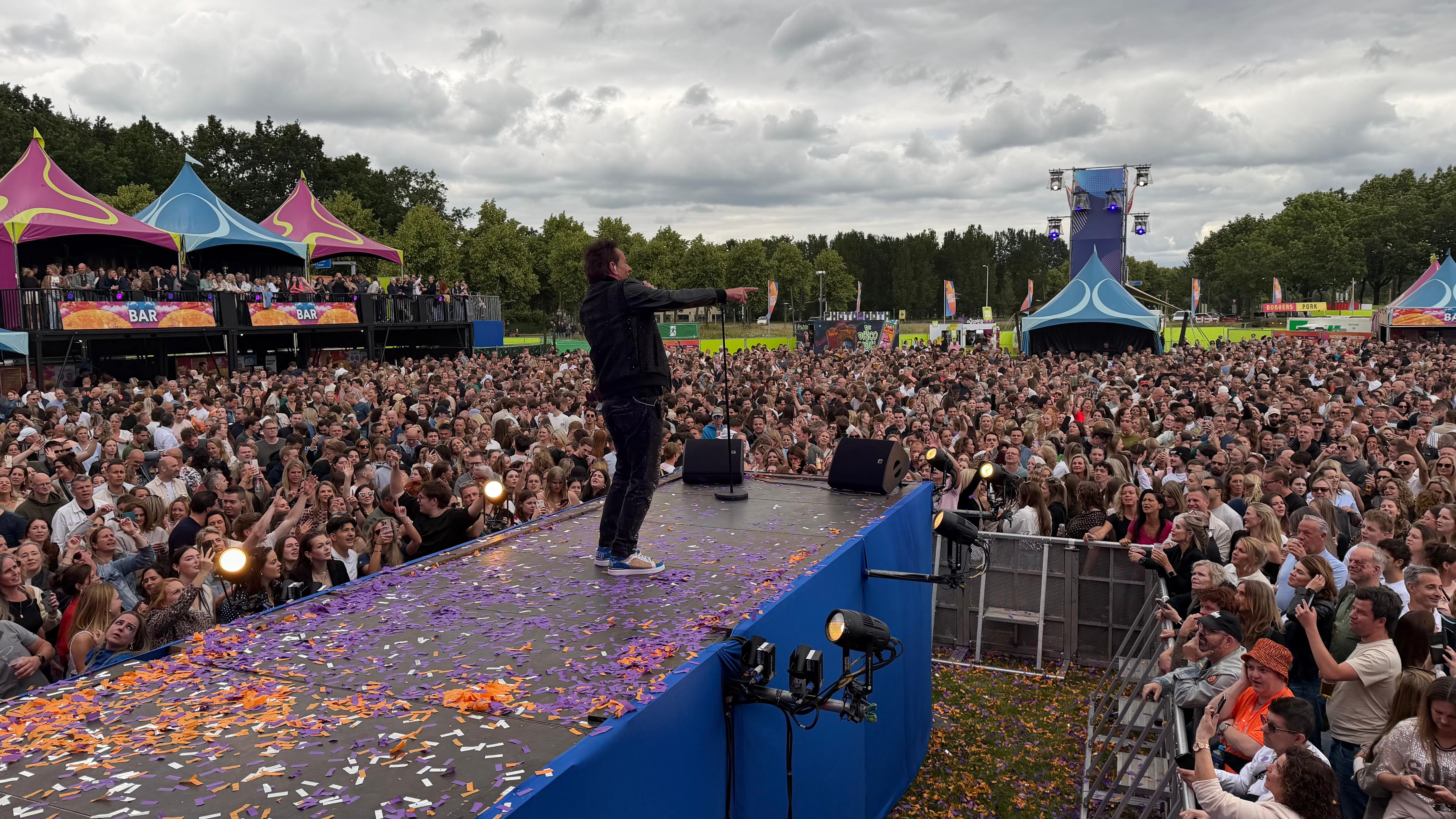 Gerard Joling tijdens de tiende editie van Just Dance Outdoor in Etten-Leur.