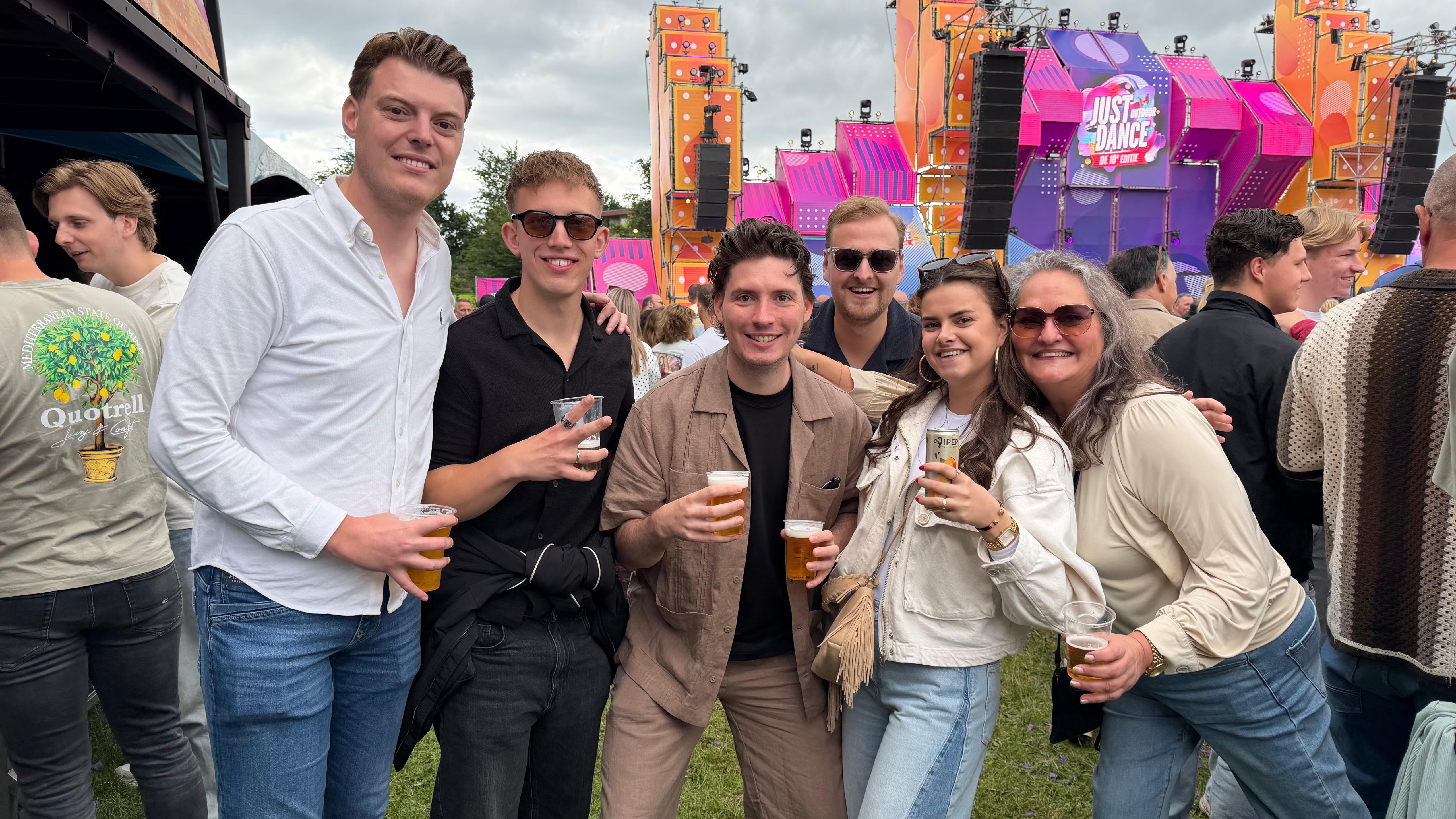 Sietse met zijn vriendengroep bij Just Dance Outdoor 2026.