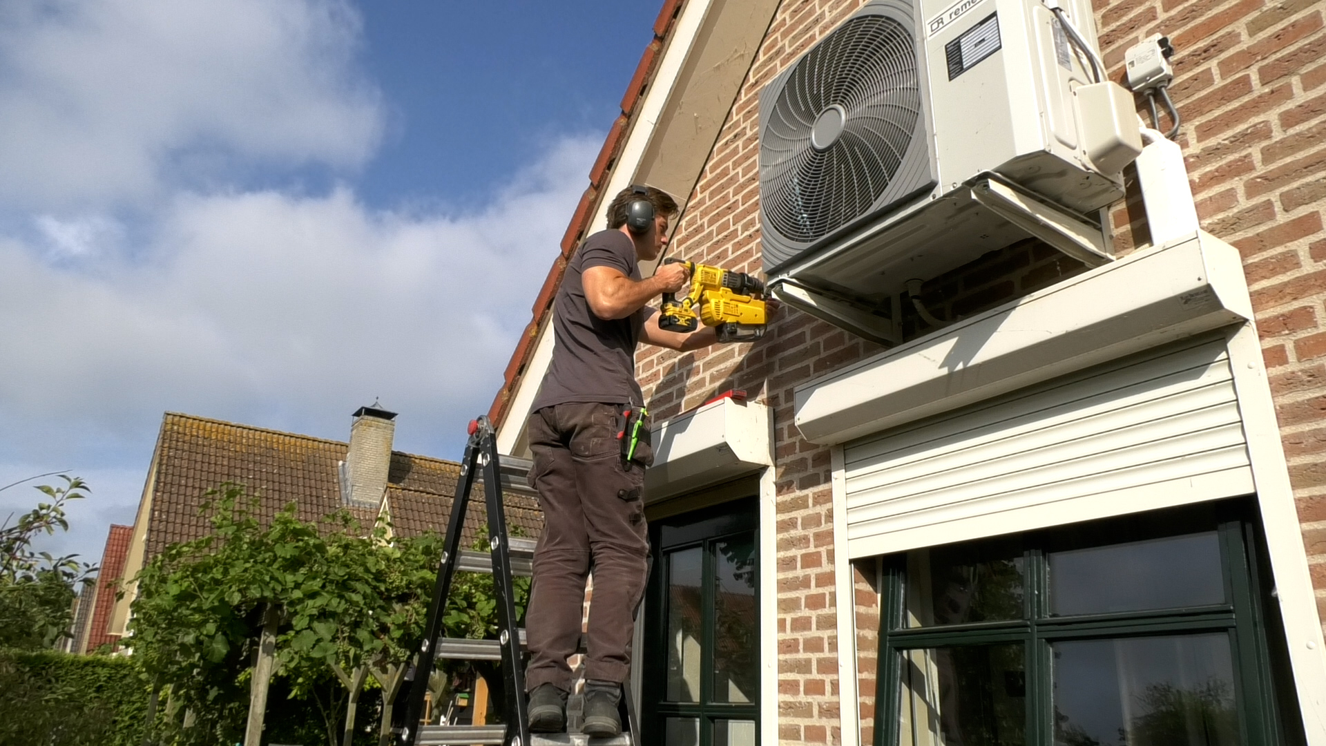 Samen met zoon Cas (23) hangt Bernard airco's in de regio.
